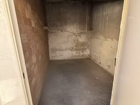 local de rangement indépendant 13 m² – cour intérieure (type cave en plus sain)