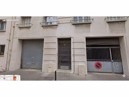 place parking 13004 rue du monastère