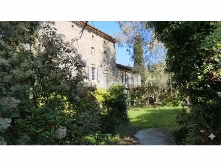 propriété de charme bordée par la rivière