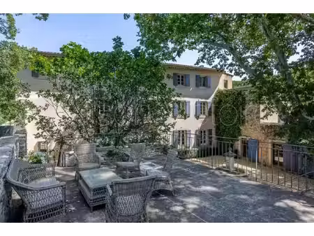 magnifique bastide du 18e siècle avec piscine et superbe jardin.