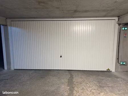 box fermé 50 m² très sécurisé