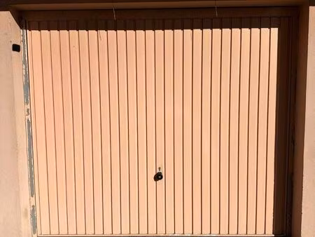 grand garage extérieur avec électricité sécurisé