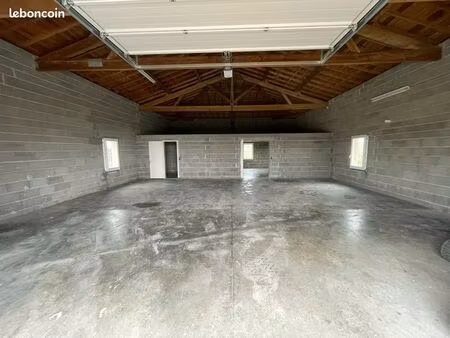 location entrepôt 210 m2