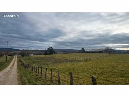 vends terrain d’une superficie de 890 m²  situé dans un secteur calme et agréable