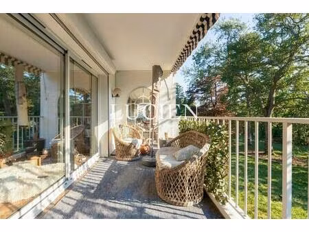 ecully - t5 de 122m2 avec grande terrasse et stationnement