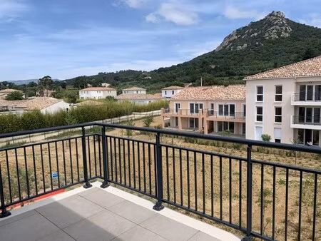 t3 avec terrasse et parking à hyeres