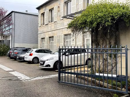 centre ville : place d parking dans cour intérieure