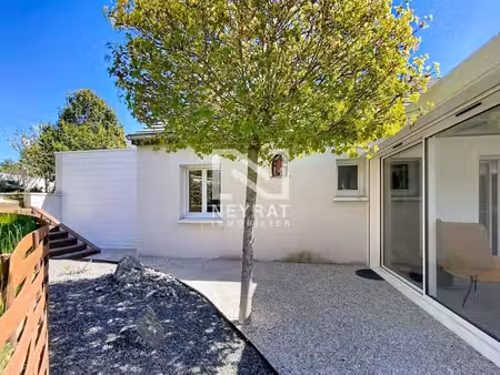 maison de plain pied au cœur d'un jardin paysagé à darois