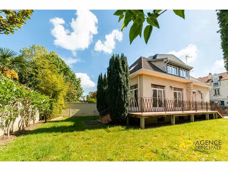 maison de famille à la garenne-colombes : havre de paix ensoleillé