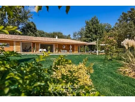 longère contemporaine à ossature bois dans son écrin végétal