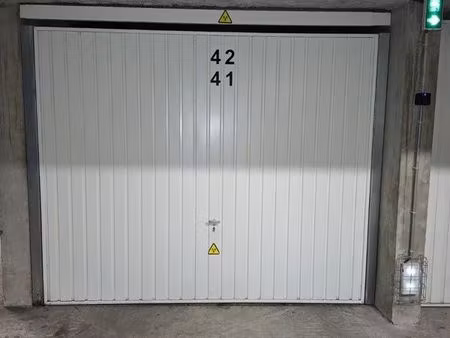 garage à louer pour moto à tassin