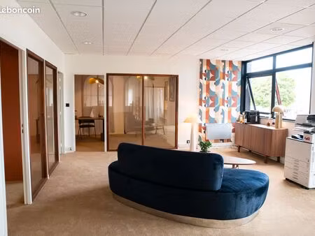 bureau à louer dans un espace de coworking moderne et convivial