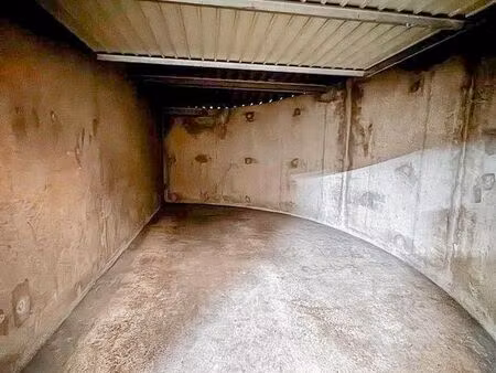 box fermé en résidence  plein centre reims