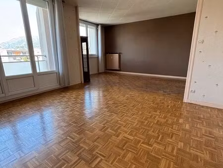 t3 traversant de 69 m² - dernier étage - saint-martin-d'hères