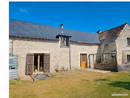 corps de ferme rénové avec dépendances et terrain en bord de rivière