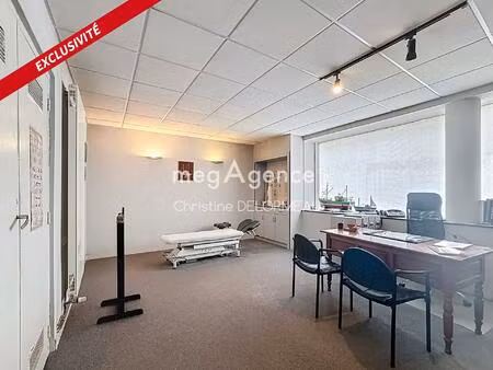 local commercial 2p 42 m2 en angle de rue passante avec grande vitrine