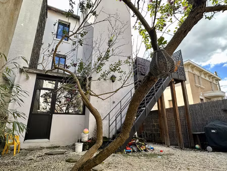 hyper centre maison de ville avec jardinet terrasse et garag