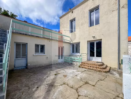 centre ville  maison rénovée 4 ch  avec cour privative et ca