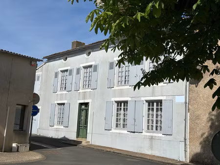 grande maison de bourg avec cachet  3 chambres (possibilités ++)  beaux volumes  espaces a