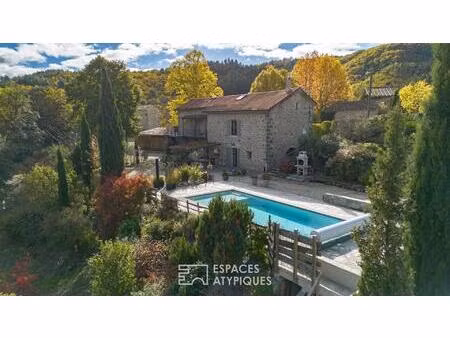 mas de caractère avec piscine  panneaux solaires et vue sur la montagne