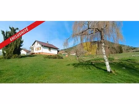 maison individuelle avec vue imprenable sur les montagnes.