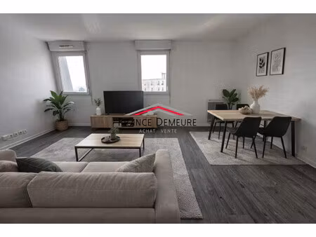 appartement trois pieces avec une place de parking