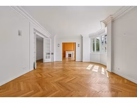 neuilly saint james / longchamp: élégant appartement familial de 158 m² sur jardin avec ba