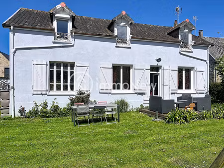 une maison dans le bourg de champeaux