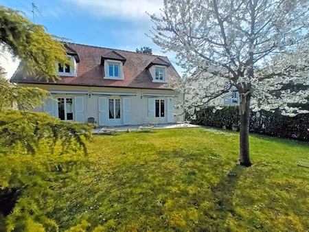 sur la commune du pecq en limite du vesinet et a 10 mn du rer a pied