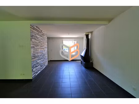 maison récente dans petit lotissement