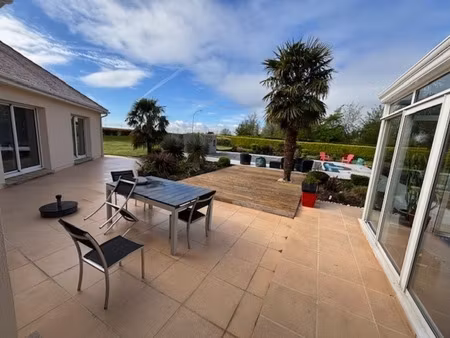 coup de cœur assuré pour cette maison moderne en forme de boomerang avec piscine et presta