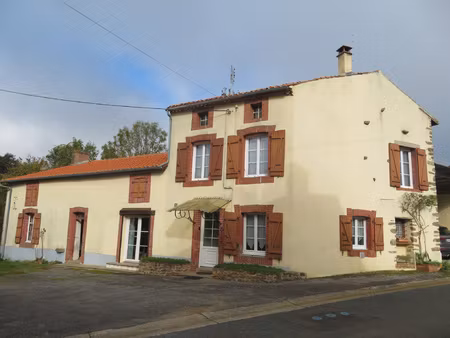 maison de village avec petites dépendances et jardin