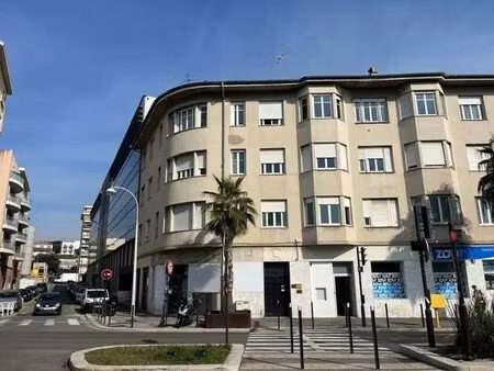 location commerce 95 m²