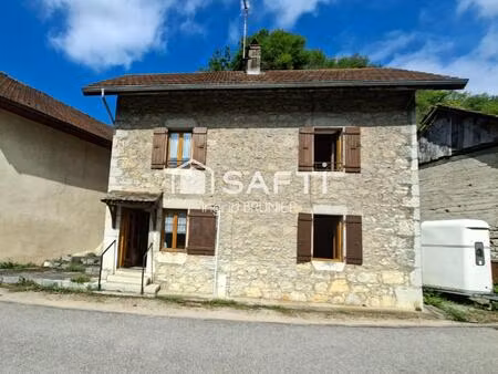 ancienne maison en pierre avec garage