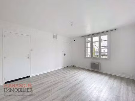 location appartement 3 pièces à lesneven (29260) : à louer 3 pièces / 55m² lesneven