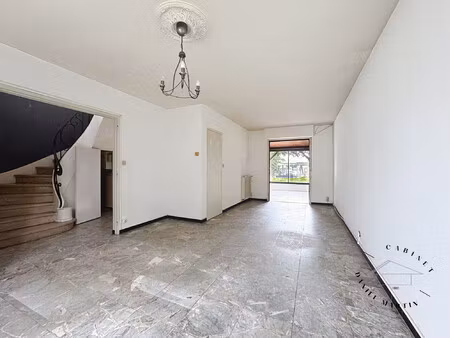 maison à étage avec jardin et garage