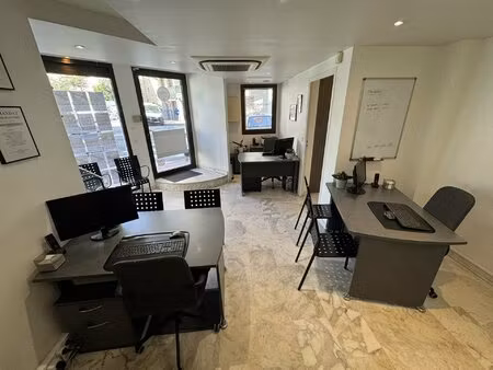 cannes carlton - local professionnel d'angle avec 5 vitrines actuellement à usage bureaux.