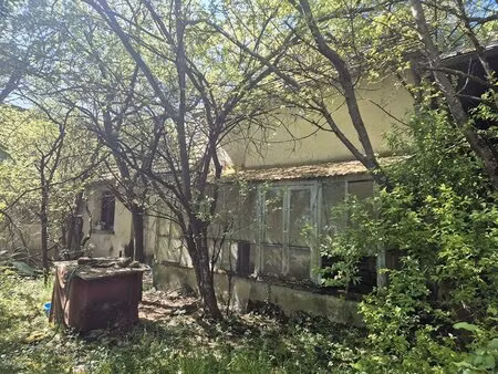 maison à rénover  terrain et dépendance.