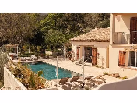 propriete renovee vue dominante avec piscine a debordement