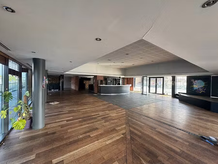 location local commercial