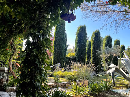 nouveau  au coeur d'un parc arboré  de 1516 m2  magnifique demeure avec ses 2 dépendances 