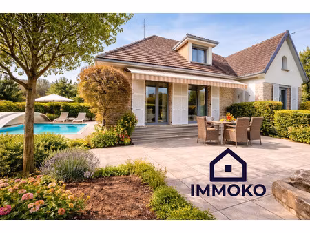 grande maison familiale érigée sur sous-sol sans vis-à-vis avec piscine sur lure