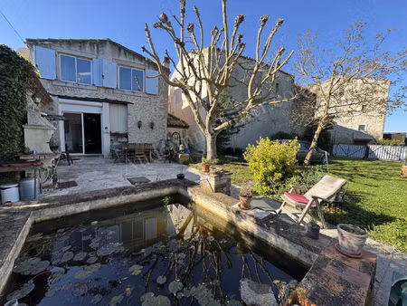 maison en pierres avec jardin