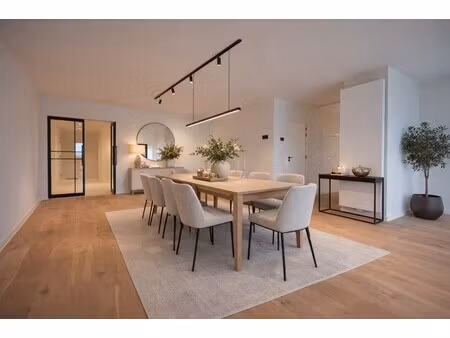 compleet gerenoveerd appartement van 206 m² met 3 slaapkamers en 2 badkamers  gelegen aan 