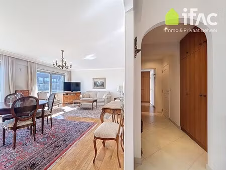 ruim appartement met 3 slaap-  2 badkamers en garagebox