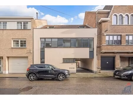 veelzijdig pand met praktijkruimte en duplex appartement op toplocatie in sint-truiden