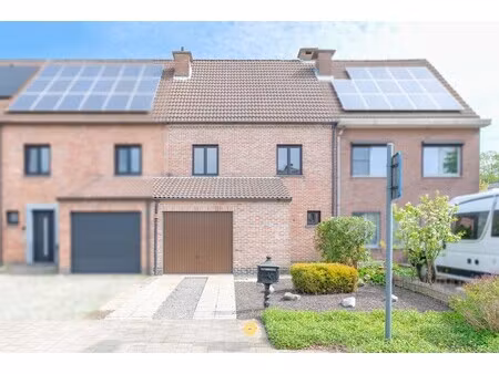 op te frissen woning met 3 slk's & zolder met potentieel