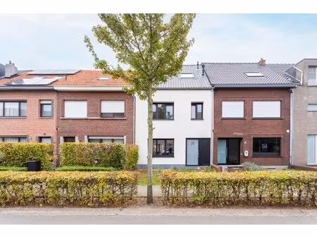 ruime gezinswoning in rustige straat!