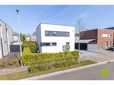 moderne open bebouwing met 3 slaapkamers en tuin