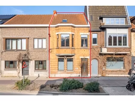 charmante gesloten (kangoeroe)woning met heel wat potentieel op een gegeerde locatie in oo